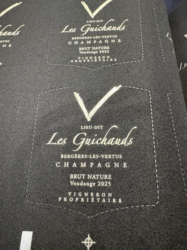 Les étiquettes en velours de la cuvée Brut Nature Les Guichauds 2022, avant l’habillage des bouteilles