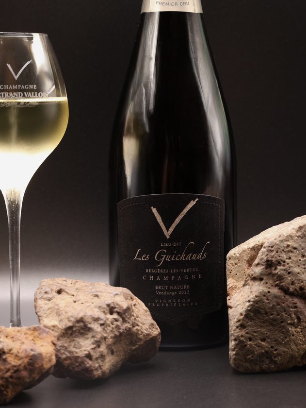 La cuvée Brut Nature Les Guichauds 2022 et son verre, au shooting du nouvel habillage