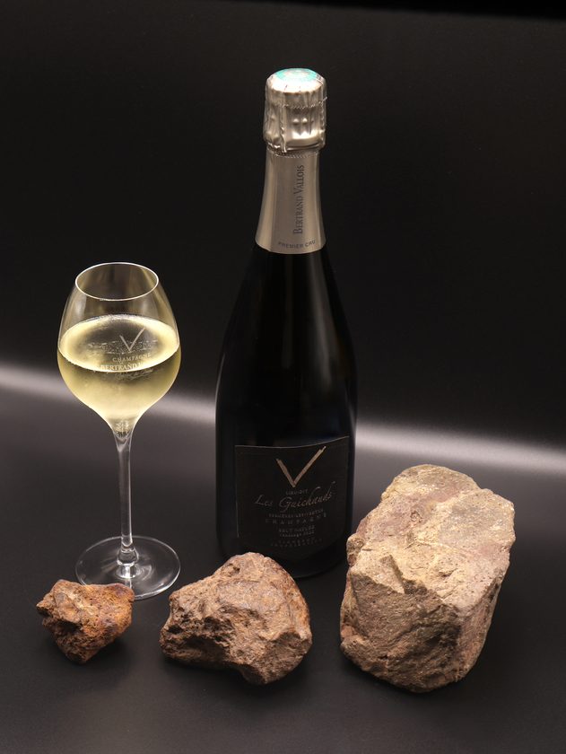 La bouteille Les Guichauds 2022 posée près des pierres de craie de Bergères-les-Vertus